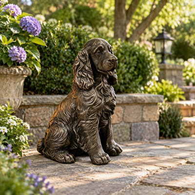 Statue de jardin représentant un cocker spaniel assis, sculpture en résine d'extérieur