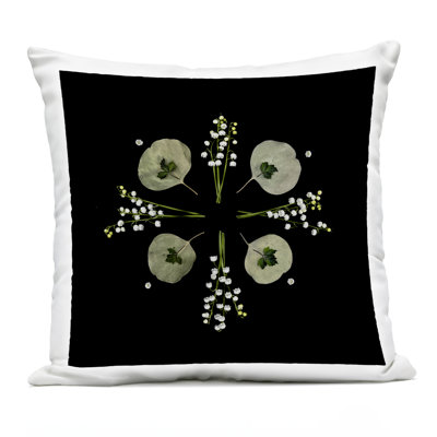 Coussin d'extérieur imprimé feuilles et fleurs sauvages sur fond noir, design par Beth Adoette