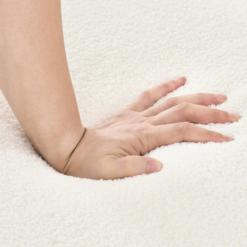 61 "chenille blanche 2 places avec pieds en métal doré, idéal pour les appartements modernes