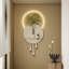 Hall d'entrée de couleur crème avec ferronnerie et peintures murales lumineuses-166694791
