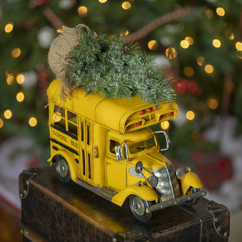 Bus scolaire avec arbre de noël