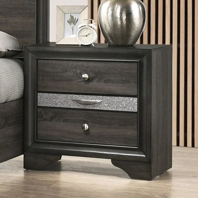 Table de chevet 3 tiroirs en bois gris avec garnitures argentées - rangement pour chambre à coucher