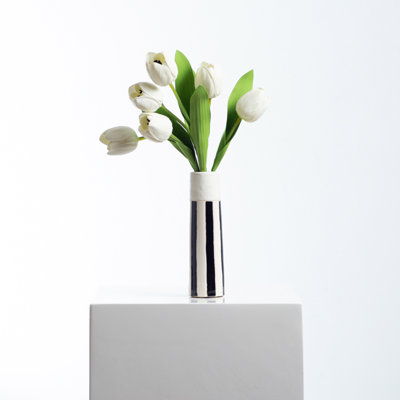 Véritable touche de tulipe dans un vase