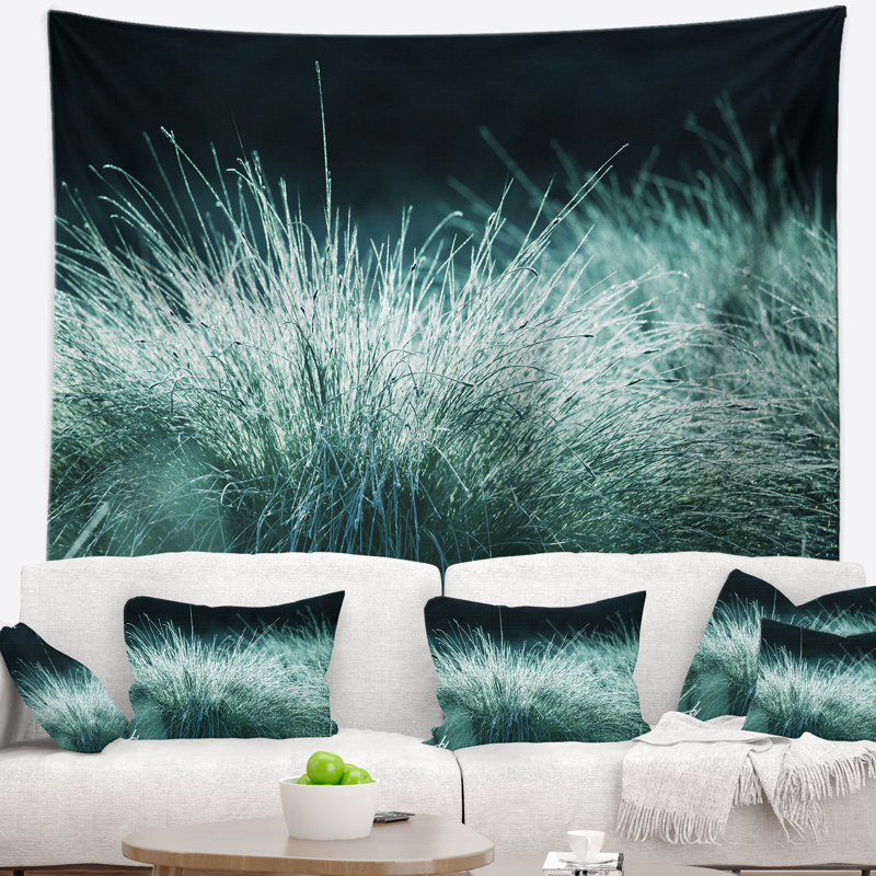 Paysage avec herbe verte en tapisserie, H 32 po x l 39 po