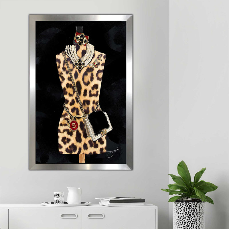 «Leopard Fashion (Vertical)» par Jodi - impression, H 27,5 po x l 21,5 po x P 0,75 po, Encadrement argenté