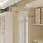 Bibliothèque 3 pièces avec banc pour fenêtre, portes en verre, siège rembourré, tiroirs de rangement et supports anti-basculement