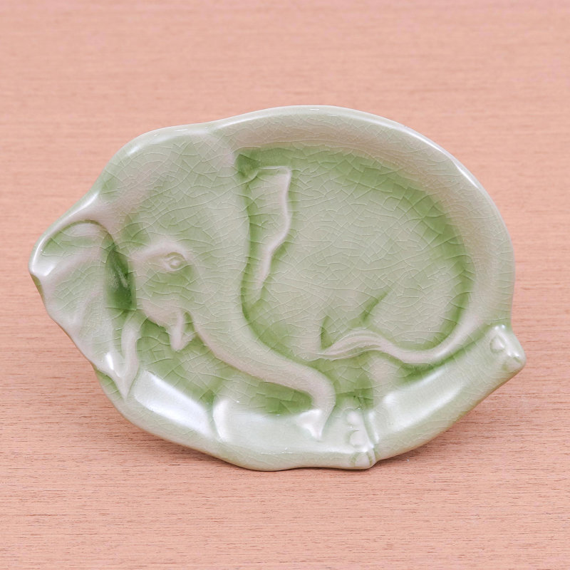 Éléphant au repos fabriqué à la main dans une assiette en céramique céladon vert