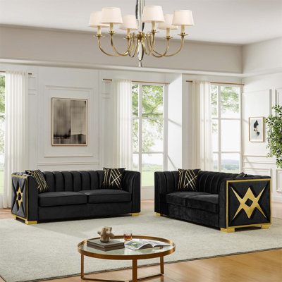 Canapé en velours capitonné à trois places avec pieds en acier inoxydable doré, confort luxueux et design chesterfield intemporel pour les espaces de vie.