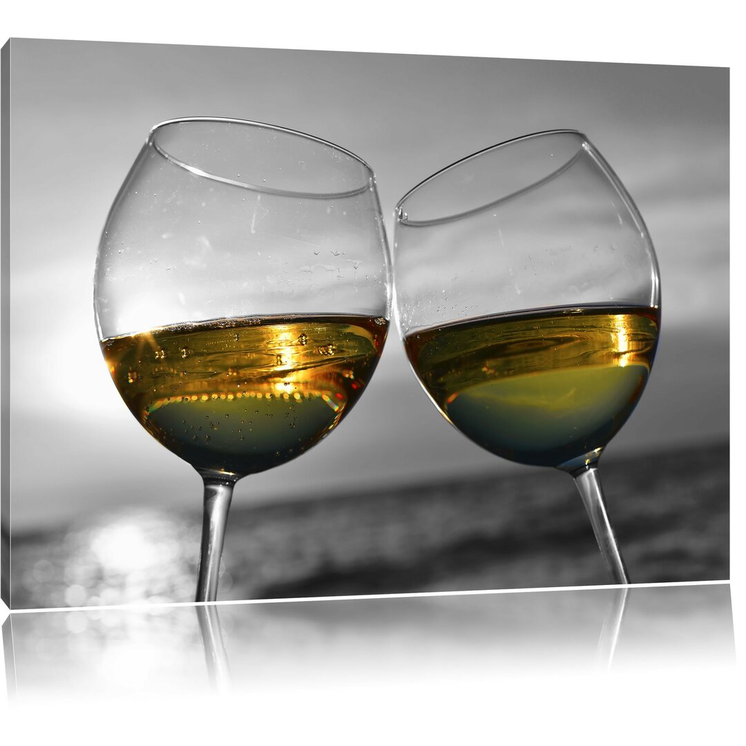 Leinwandbild Wein in Gläsern am Meer