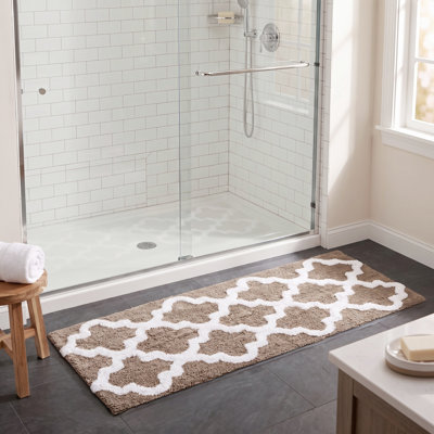 Tapis de salle de bain en coton 24 po x 60 po avec motif de treillis et base antidérapante Freida - lavable à la machine