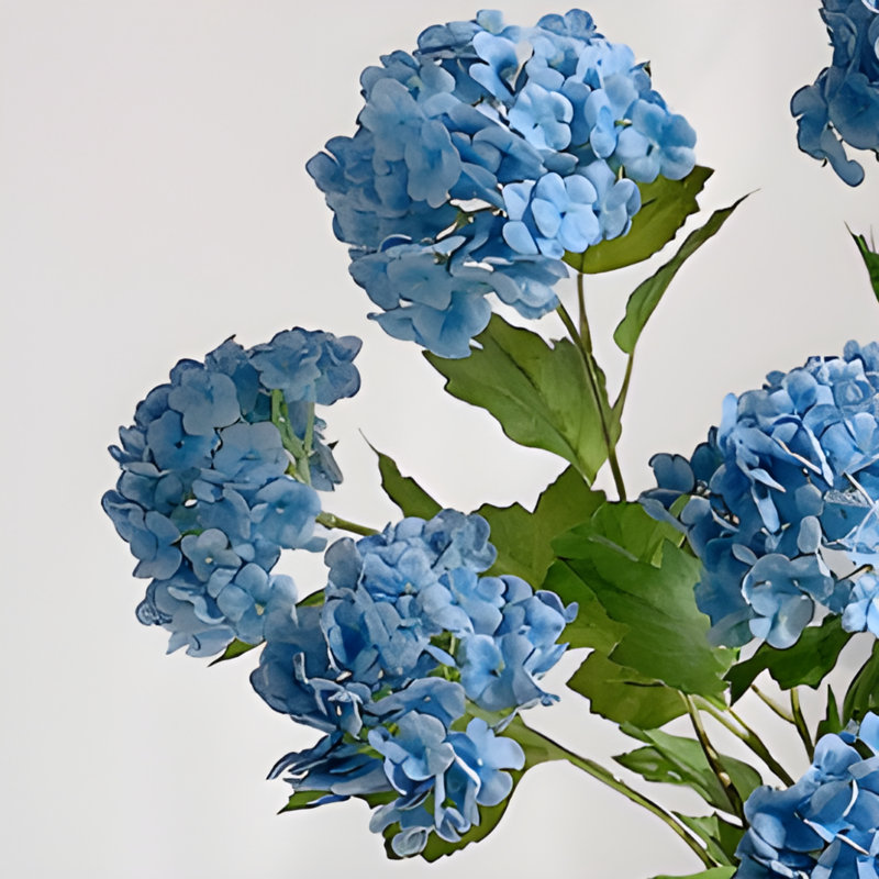 Ornements de fleurs simulées
