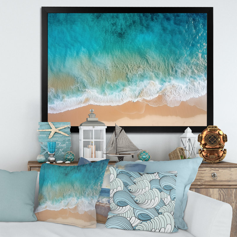 Vue aérienne de la plage bleue «Blue Tranquility» - art mural plage, Cadre d'angle fermé noir, H 12 po x l 20 po x P 1 po