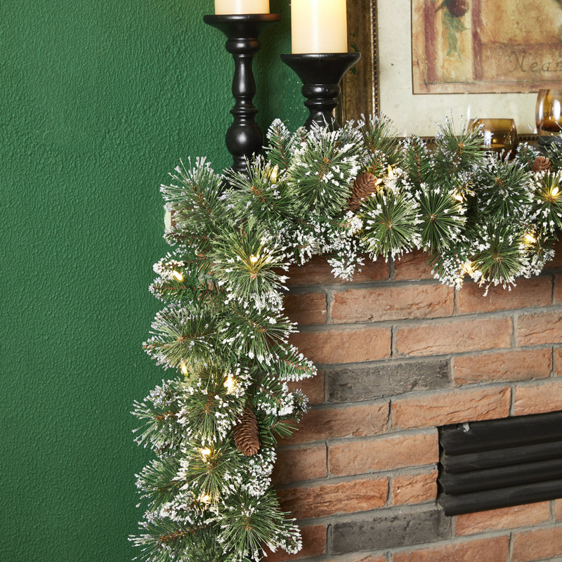 Guirlande de Noël pré-éclairée 9 pi avec lumières Placide