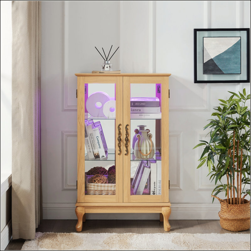 Élégante armoire vitrée en chêne clair avec portes en verre trempé, lumière DEL, panneau arrière en miroir et tablettes réglables - rangement parfait pour la maison et le bureau