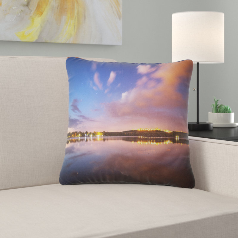 Ciel nocturne sur une rivière avec des nuages - coussin à imprimé paysage, 18 po x 18 po, Oreiller européen