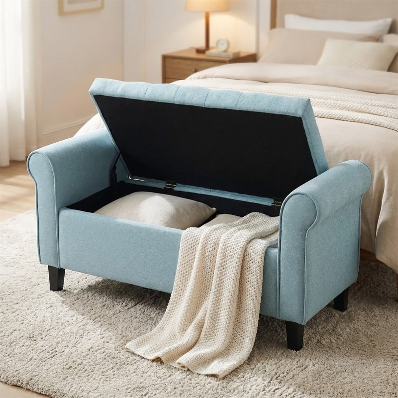 Banc de rangement en tissu bleu pâle avec accoudoirs roulés
