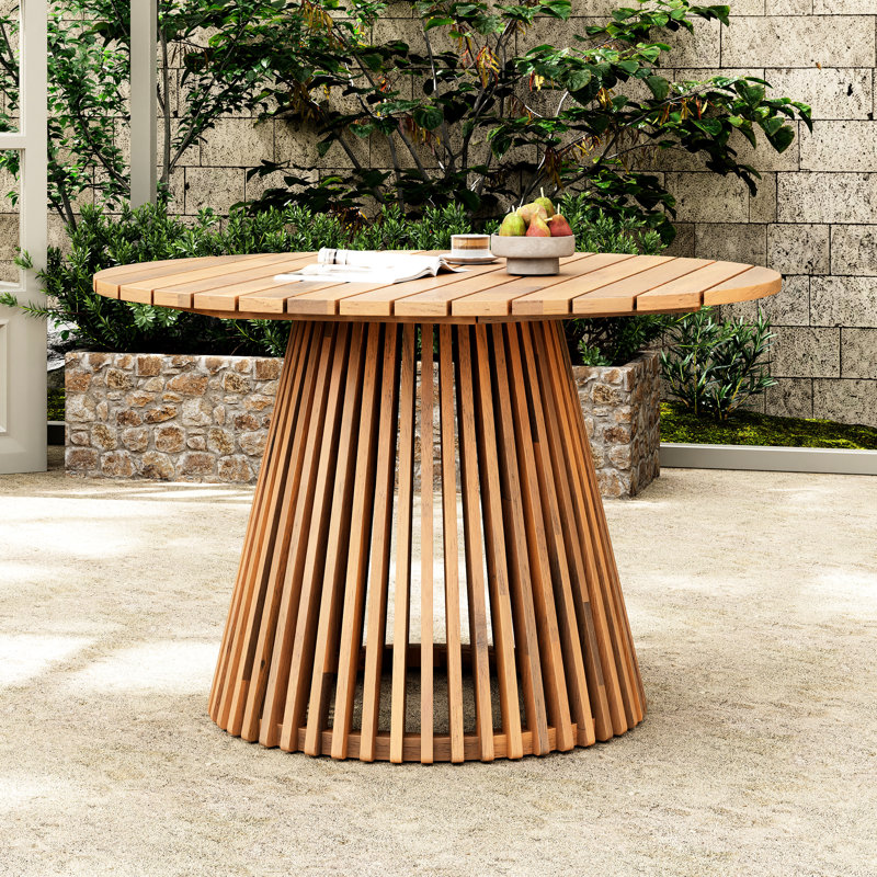 Table de salle à manger ronde d'extérieur en bois de 123 cm (48,49 pouces) avec une teinte rustique, une stabilité exceptionnelle et un confort optimal sur une terrasse ou un patio. Style harmonieux, design distinctif, entretien facile.