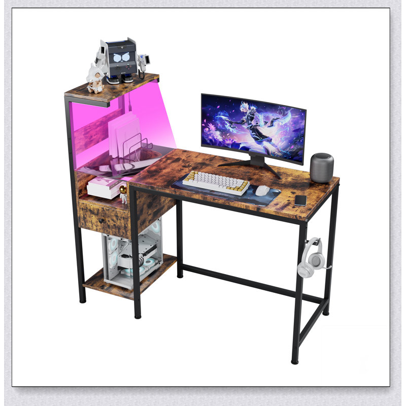Bureau d'ordinateur brun avec prise de courant et rangement
