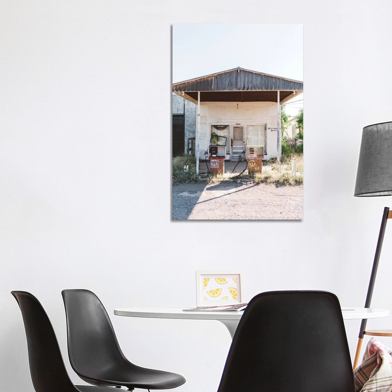 «West Texas Station» par Bethany Young - reproduction de photo sur toile tendue, H 40 po x l 26 po x P 1,5 po