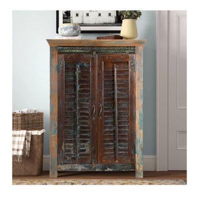 Volet à persiennes rustique et armoire récupérée en bois récupéré