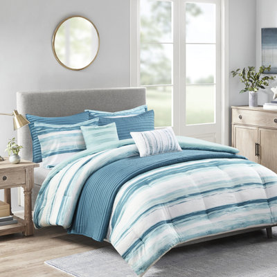 Ensemble de chambre 8 pièces en seersucker imprimé (grand lit/grand lit) - Motif apaisant à rayures aquarelle, bleu orage et turquoise. Comprend 2 taies d'oreiller, 3 coussins décoratifs et une couette brodée.