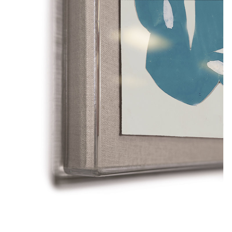 «Blue Flower» par Paule Marrot - impression, Boîte en acrylique, H 44 po x l 56 po x P 1,25 po