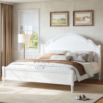 Lit plateforme en bois robuste avec tête et pied de lit élégants, parfait pour le confort et le style de toute chambre à coucher.
