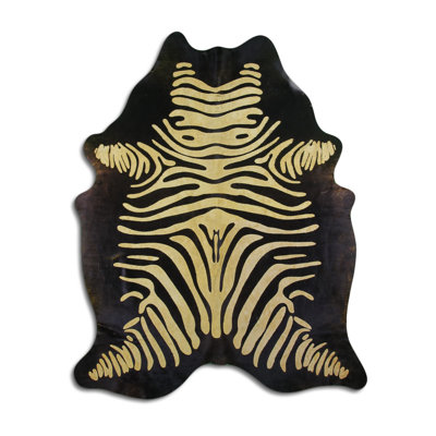 Tapis en peau de vache sur fond noir