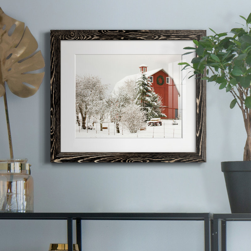 Festive Barn - reproduction de photo sur papier encadrée, H 20 po x l 17 po x P 1,5 po, Papier encadré noir