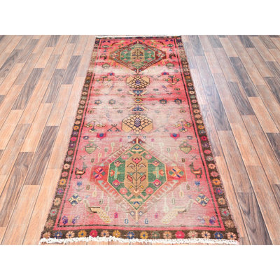 Tapis de couloir 2 pi 10 po x 7 pi rose corail, rétro persan du nord-ouest avec des paons, 100% laine, noué à la main, raccourci, usé et vieilli, côtés et extrémités professionnellement sécurisés, tapis de couloir oriental
