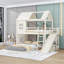 Lit superposé simple au dessus d'un lit double en bois avec tablettes, glissade et garde-robe ouverte-129421632