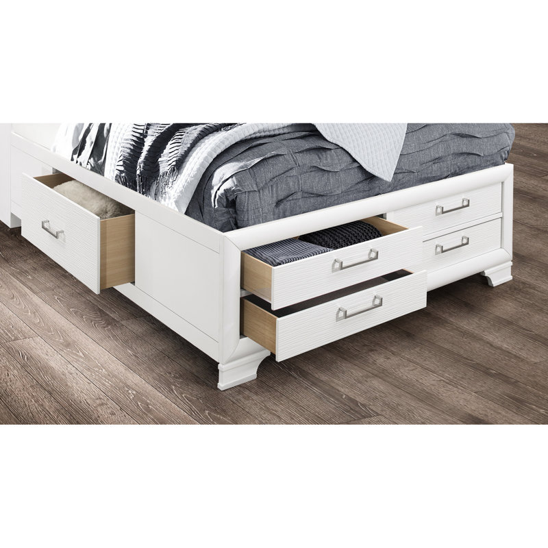 Grand lit en blanc - Tiroirs de rangement pour une chambre propre et organisée.