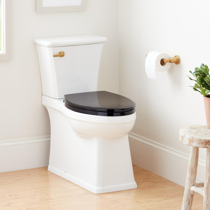 Toilette allongée deux pièces à jupe Benbrook 1,28 GPF, Noir / or brossé