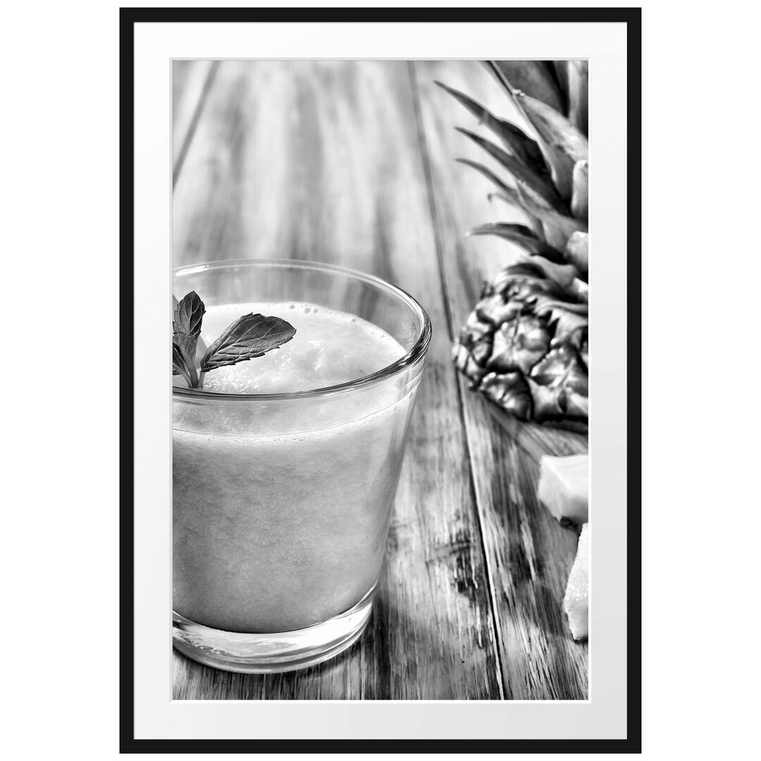 Gerahmtes Poster Ananas Cocktail auf Holztisch