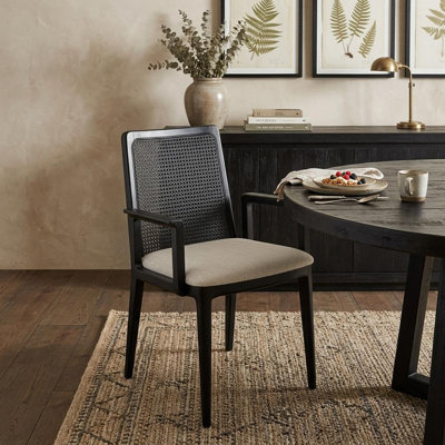 Fauteuil en bois avec siège en tissu crème et dossier en canne de couleur P 18,5 po x l 23 po x H 33,9 po Pennington