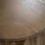 Table basse ronde en bois massif sculpté au design sculptural élégant