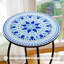 Table d'appoint ronde ronde avec volutes en métal et plateau en céramique