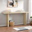 Console moderne avec structure de forme géométrique et grain de bois-678302721
