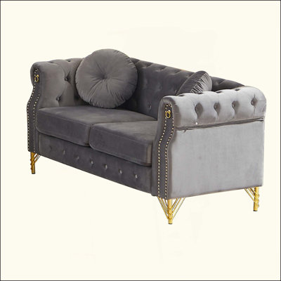 Canapé Chesterfield en velours avec deux coussins ronds, avec des clous en cuivre et des boutons capitonnés, avec des pieds en métal. La conception en boucle permet de suspendre des ornements de dessins animés.