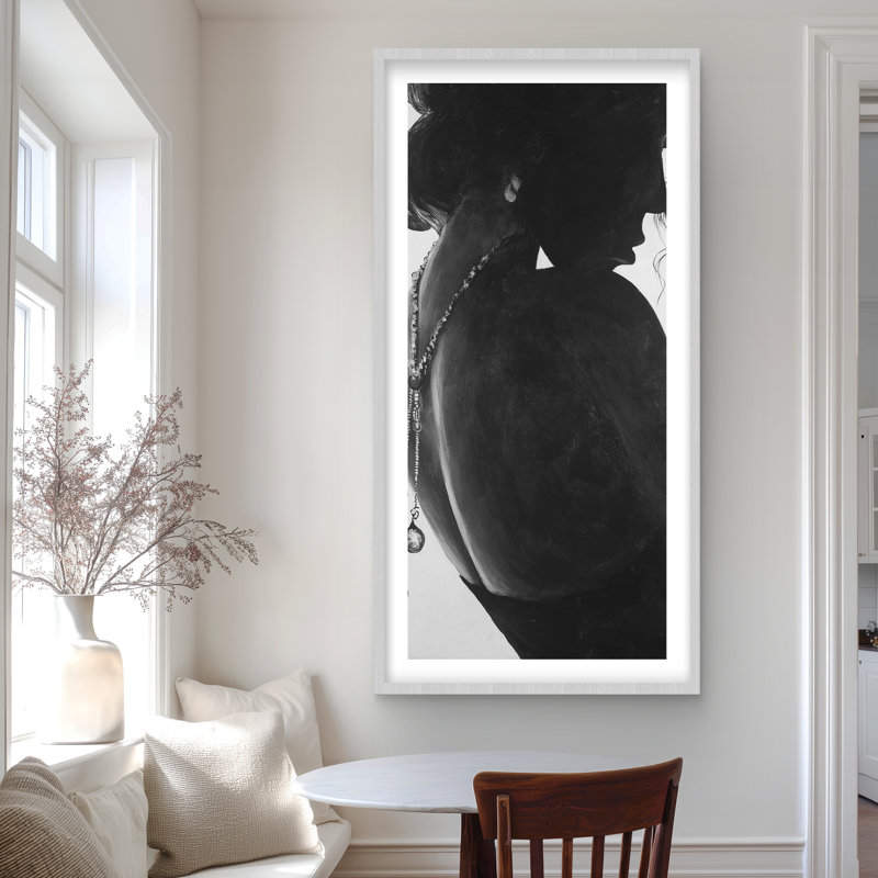 Femme chic avec des bijoux - reproduction encadrée mate pour la décoration intérieure