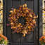 Couronne d'automne artificielle de 61 cm (24 po) avec feuillage d'eucalyptus varié, style rustique, idéale pour la porte d'entrée ou comme décoration murale saisonnière pour Thanksgiving.