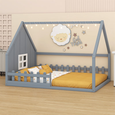 Lit en bois avec fenêtre et clôture