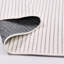 Tapis beige moderne lavable à la machine-106404922