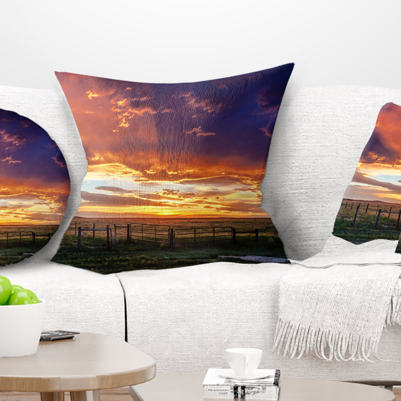 Dramatique coucher de soleil sur la prairie - Coussin à imprimé paysage, 16 po x 1 po, Coussin décoratif