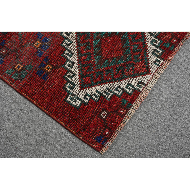 Tapis turc vibrant tissé à la main avec un motif de losanges géométriques rouges pour un décor élégant