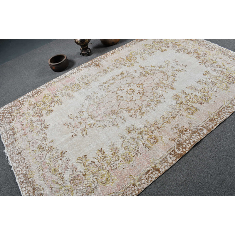 Tapis turc rétro tissé à la main avec des tons pastel doux et un élégant motif à médaillon floral brun / beige