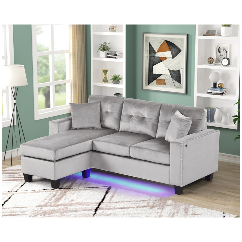Canapé d'angle réversible Sorenza 74 po en velours gris avec lumière DEL, port de chargement USB, garniture cloutée et coussins décoratifs