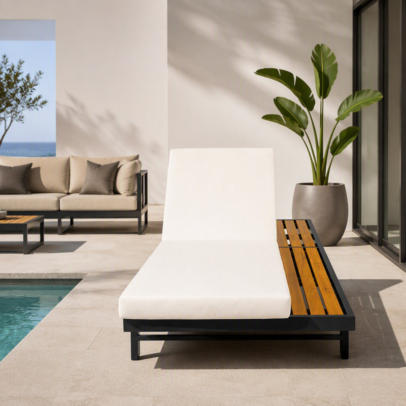 Ensemble de chaises longues en fer noir et teck avec coussin crème, capacité de 400 lb, coussin de 2 po d'épaisseur résistant à l'eau, dossier réglable avec surface de rangement plate pour patio