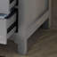 Meuble-lavabo gris avec lavabo en céramique et rangement spacieux avec 2 portes à fermeture en douceur et 5 tiroirs.