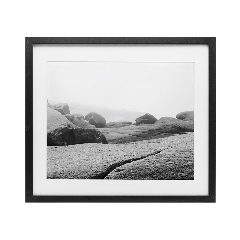 «Rocks at Peggy's Cove», reproduction d'art sous verre, conception de Clive Branson, H 13 po x l 16 po, Cadre noir minuit